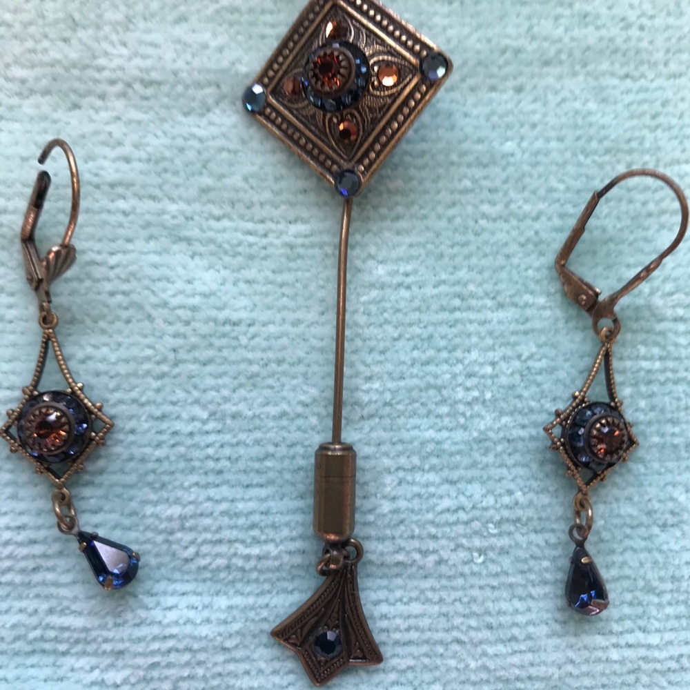 Matching stick pin and lever back earrings 🎈🥰